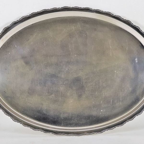 Vassoio ovale in argento, con bordo cesellato, sbalzato e centinato, gr. 1130