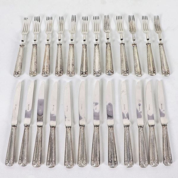 Servizio di posate da dolce con manici in argento cesellato e sbalzato, due forchette sono mancanti di uno dei rebbi, peso dell'argento gr. 120