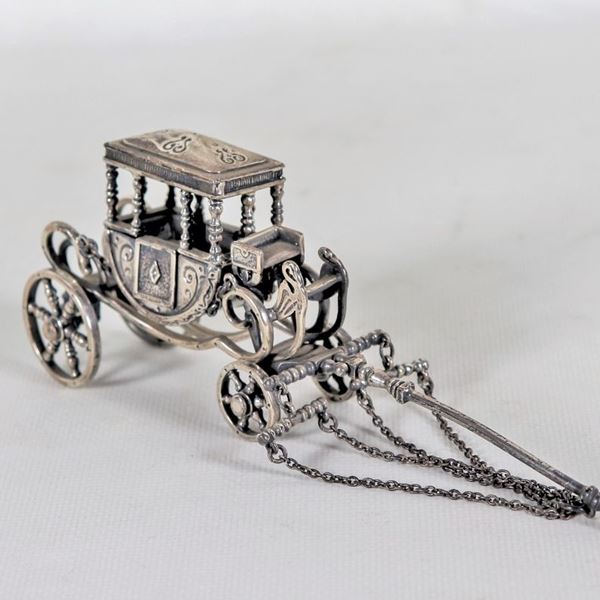 Modellino di antica carrozza in argento cesellato e sbalzato, mancante di una piccola catenella, gr. 200