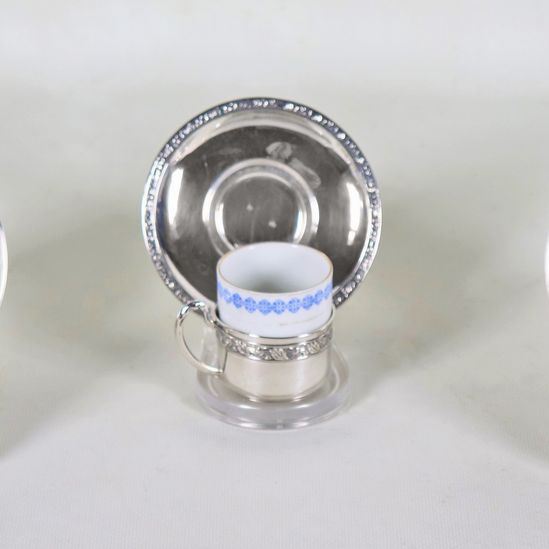 Lotto di una coppia di tazzine da caffè e una singola, in porcellana con supporti e piattini in argento, (3 pz), gr. 148