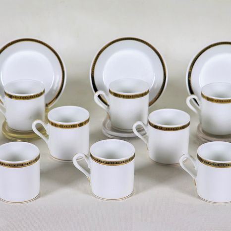 Lotto di dodici tazzine da caffè con piattini in porcellana bianca Richard Ginori, con bordi dorati