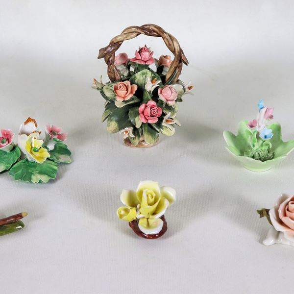Lotto in porcellana policroma di Capodimonte di un piccolo cestino, un piccolo portacandele e quattro piccoli centrini a fiori (6 pz)