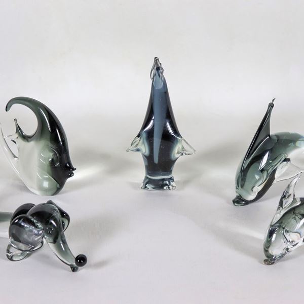 Lotto di cinque statuine in vetro di Murano fumé, cagnolino, pinguino, due delfini e un pesce esotico