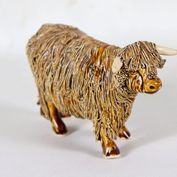 "Toro", statuina in ceramica porcellanata e smaltata