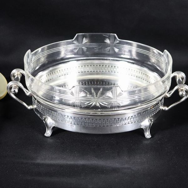 Insalatiera Liberty in cristallo con due antiche posate con manici in argento, sorretta da base tonda in argento con due manici, gr. 140 