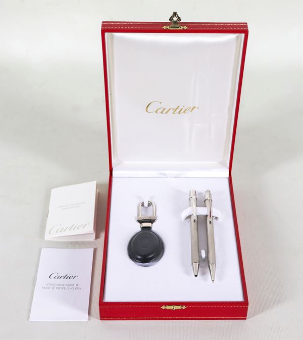 Cofanetto Must de Cartier con set di tre accessori: penna a sfera, matita portamine e portachiavi