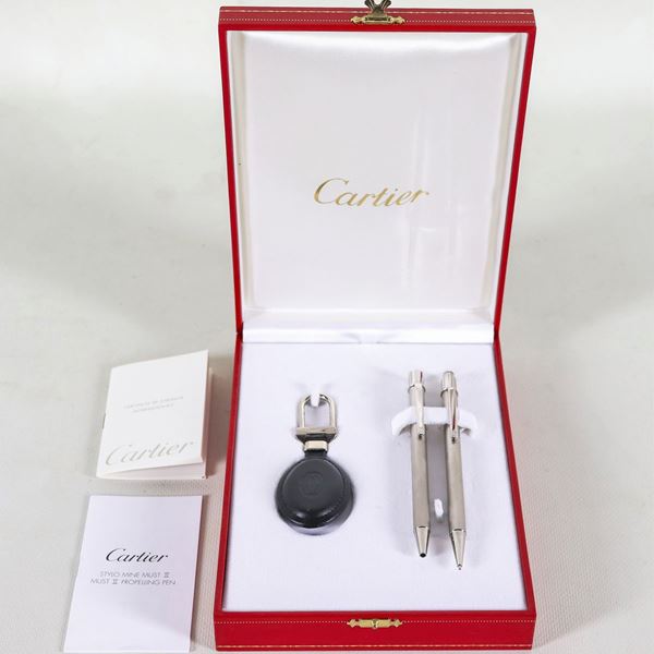 Cofanetto Must de Cartier con set di tre accessori: penna a sfera, matita portamine e portachiavi