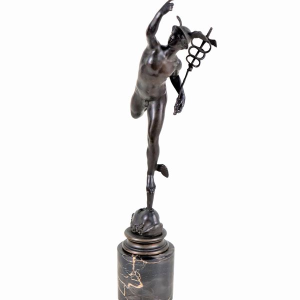 "Mercurio alato", piccola scultura in bronzo con basetta in marmo nero venato