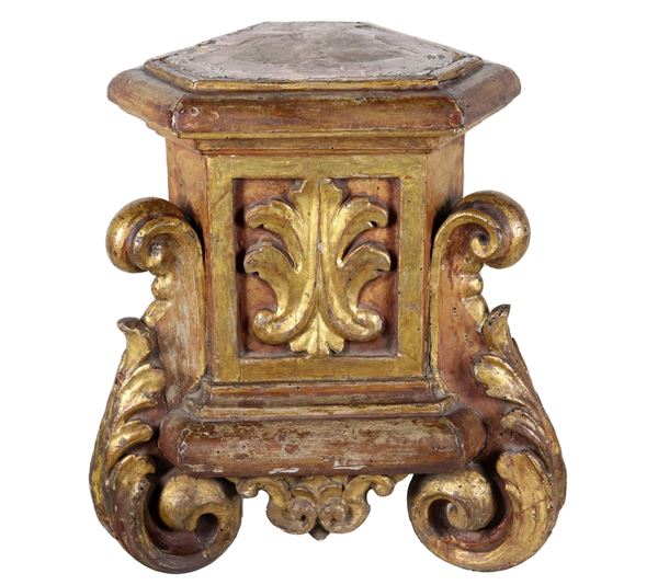 Antique triangular center base, in gilded, lacquered and carved wood with Louis XV motifs of acanthus leaves and curls