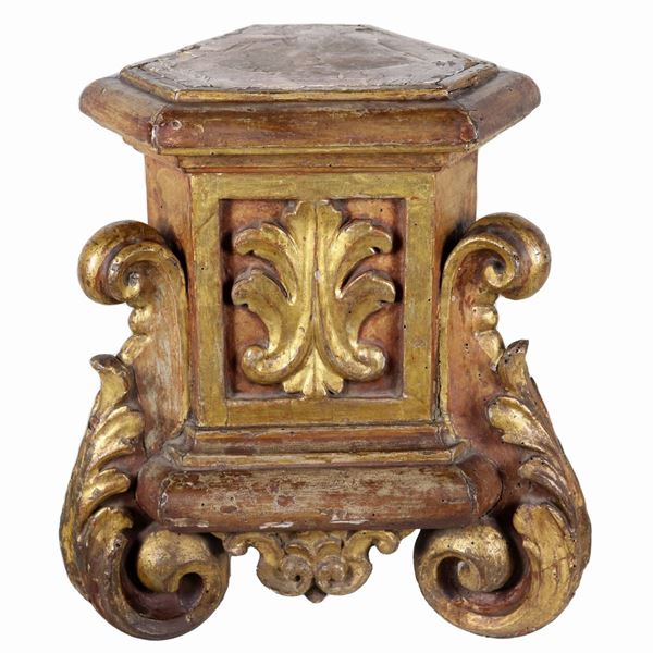 Antique triangular center base, in gilded, lacquered and carved wood with Louis XV motifs of acanthus leaves and curls