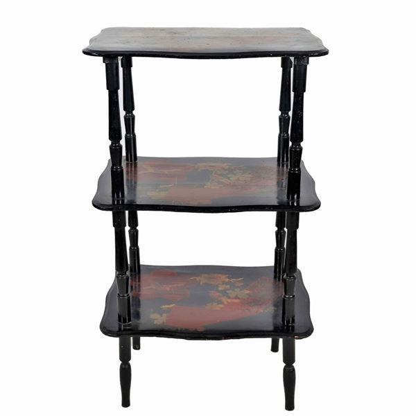 Tavolinetto a tre piani Epoca Liberty, in legno laccato nero con decori dipinti a motivi di fiori e chinoiserie, quattro gambe tornite