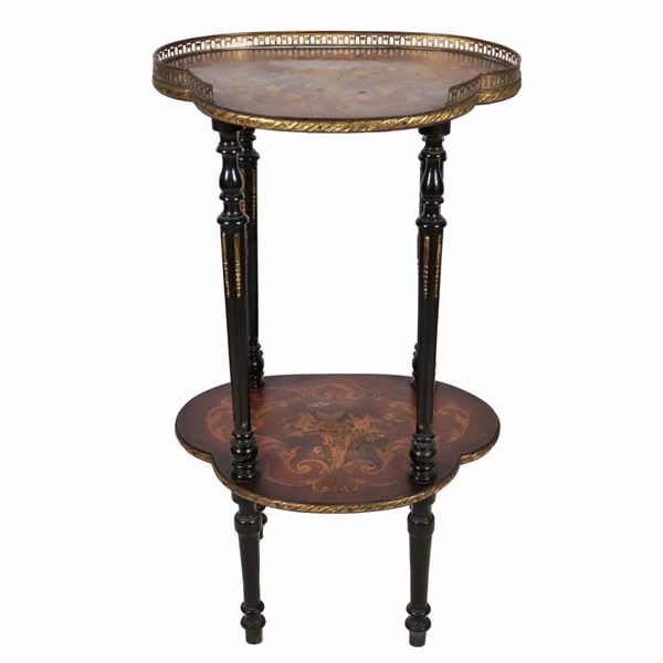 Center shaped French gueridon in bois de rose and purple ebony, inlaid with motifs of flower vases, two shelves and four fluted legs