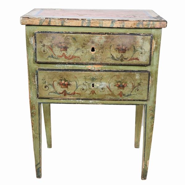 Comodino romano Luigi XVI in legno laccato verde, con decorazioni dipinte a motivi di festoni e vasi con frutta e fiori, piano a finto marmo, due tiretti sottostanti e quattro gambe a tronco di piramide rovesciata