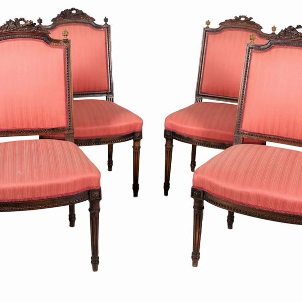 Lotto di quattro antiche sedie francesi in noce, con schienali sagomati e intagliati a rilievo a motivi Luigi XVI di faretre e fiaccole, gambe scannellate e copertura in tessuto rosa antico