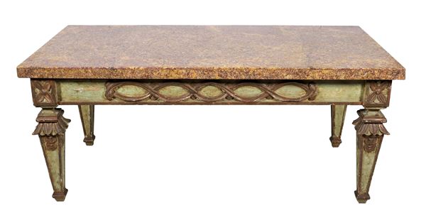 Antico tavolo da salotto in legno laccato verde, con intagli dorati a rilievo a motivi di cordoni intrecciati, fiori e palmette, piano in marmo broccatello