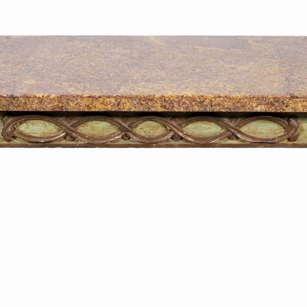 Antico tavolo da salotto in legno laccato verde, con intagli dorati a rilievo a motivi di cordoni intrecciati, fiori e palmette, piano in marmo broccatello