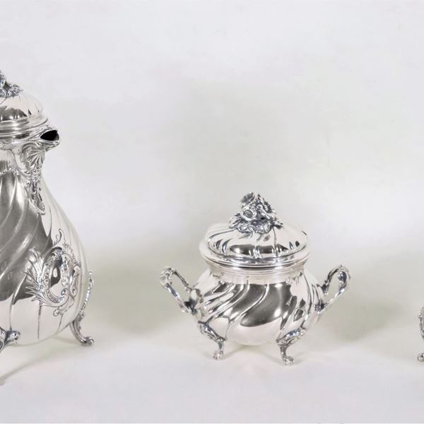 Servizio da caffè in argento cesellato e sbalzato a motivo torchon, (3 pz), gr. 1200