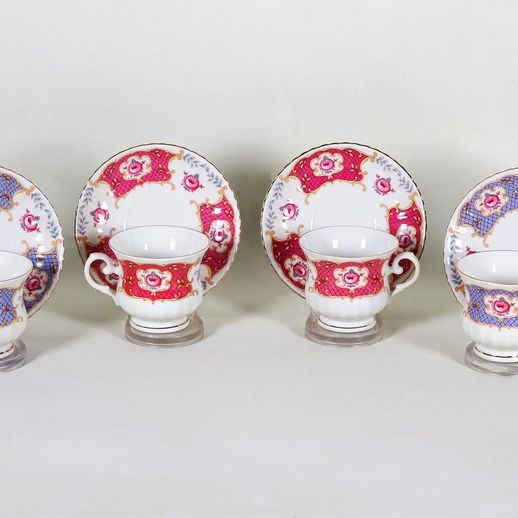 Lotto di sei tazze da tè con piattini in porcellana Royal China-Seltmann Bavaria, con decorazioni variopinte a motivi di medaglioni con fiori, 2 leggermente differenti nella policromia