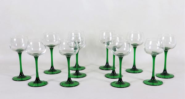 Lotto di dodici bicchieri a coppa in cristallo francese con stelo verde
