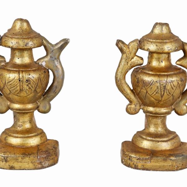 Coppia di piccole porta palme a forma di anforette in legno dorato e intagliato, difetti