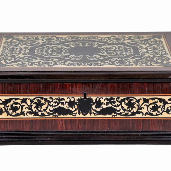 Rectangular box in rosewood, entirely inlaid with motifs of floral scrolls