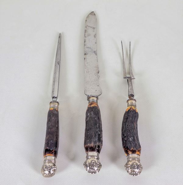 Lotto di tre antiche posate per arrosto, con manici in corno e argento