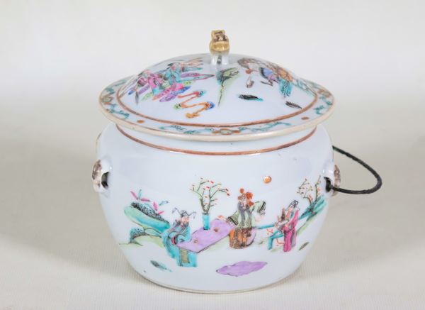 Antica piccola zuppiera cinese in porcellana, con decorazioni variopinte di dignitari e paesaggi, mancante di un manico