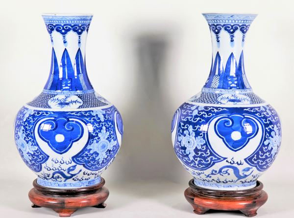 Coppia di vasi cinesi in porcellana bianca e blu, con decorazioni a motivi floreali orientali