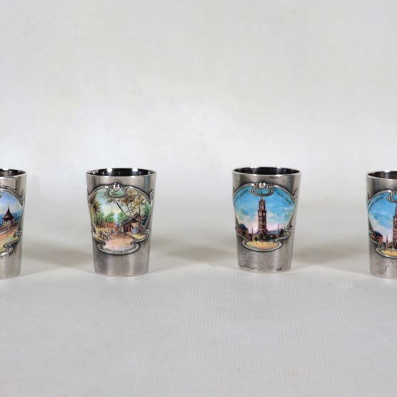 Lotto di sei bicchierini in argento Titolo 935, con decorazioni in smalti variopinti a motivi di paesaggi, città e personaggi, gr. 160