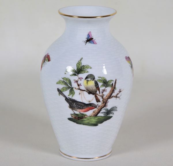 Piccolo vaso in porcellana Herend, con decorazioni variopinte a rilievo a motivi di uccellini e farfalle
