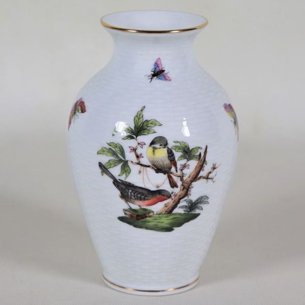 Piccolo vaso in porcellana Herend, con decorazioni variopinte a rilievo a motivi di uccellini e farfalle