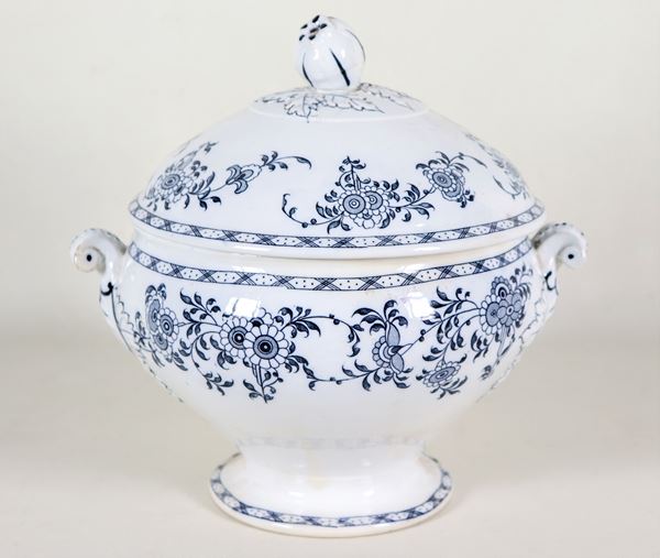 Zuppiera in ceramica porcellanata di Laveno, con decorazioni floreali in blu su fondo bianco