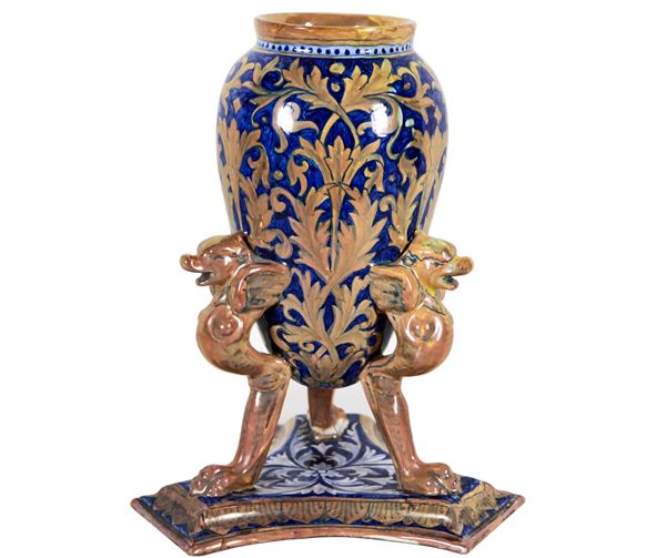 Vaso sorretto da sculture di leoni alati in maiolica lustrata blu e oro Gualdo Tadino, 