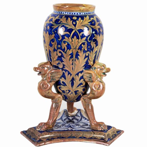 Vaso sorretto da sculture di leoni alati in maiolica lustrata blu e oro Gualdo Tadino, 