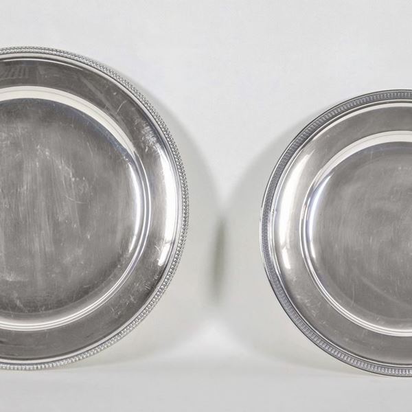 Lot of two round silver serving plates, one with embossed beaded edge and one with embossed palmette edge, gr. 1050