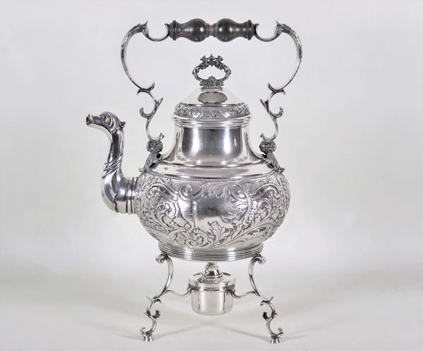 Large silver samovar with spirit holder, chiseled and embossed with motifs of acanthus leaf scrolls and turned wooden handle, gr. 1690