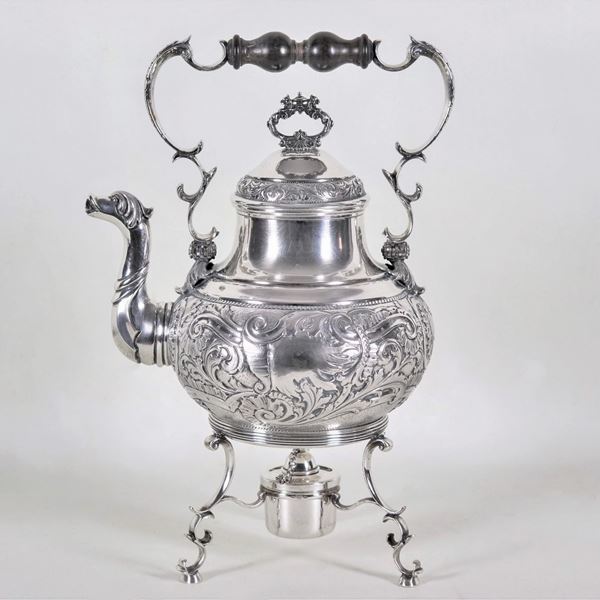 Grande samovar in argento con spiritiera, cesellato e sbalzato a motivi di volute di foglie d'acanto e manico in legno tornito, gr. 1690