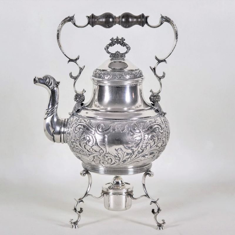 Grande samovar in argento con spiritiera, cesellato e sbalzato a motivi di volute di foglie d'aca...