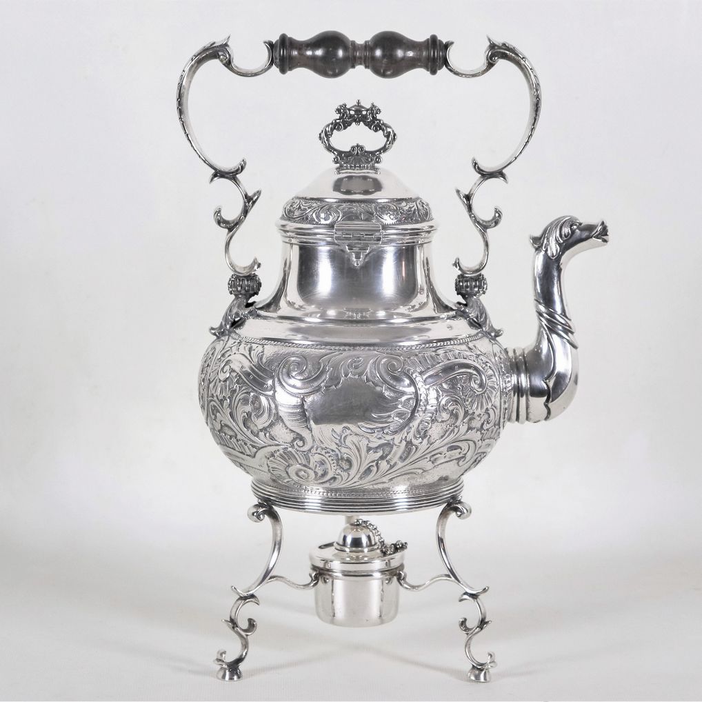 Grande samovar in argento con spiritiera, cesellato e sbalzato a motivi di volute di foglie d'aca...
