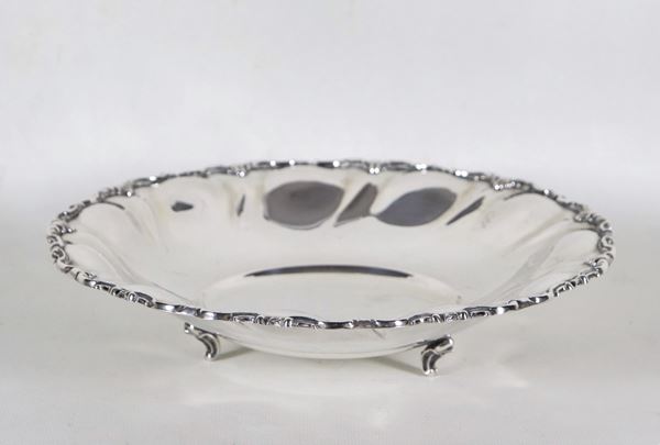 Small round centerpiece in silver with chiseled and embossed volute border, supported by three curved feet, gr. 250
