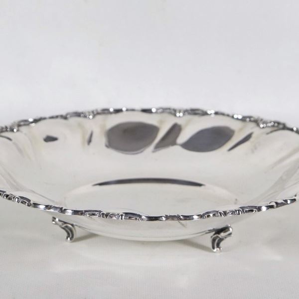 Piccolo centrotavola tondo in argento con bordo cesellato e sbalzato a volute, sorretto da tre piedini ricurvi, gr. 250