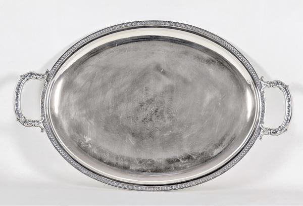 Large oval silver tray with handles and edges chiseled and embossed with Empire motifs, gr. 1850