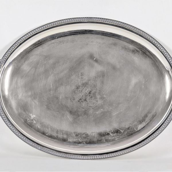 Grande vassoio ovale in argento con manici e bordi cesellati e sbalzati a motivi Impero, gr. 1850
