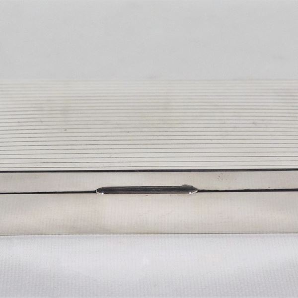 Scatola rettangolare portasigarette in argento e legno con coperchio cesellato