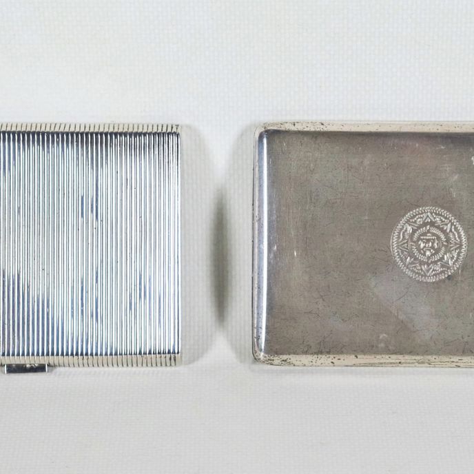 Lotto di due portasigarette in argento cesellato e sbalzato, uno Titolo 925, gr. 210