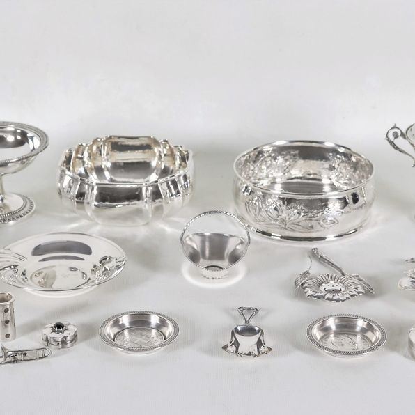 Lotto in argento cesellato e sbalzato (19 pz), gr. 810