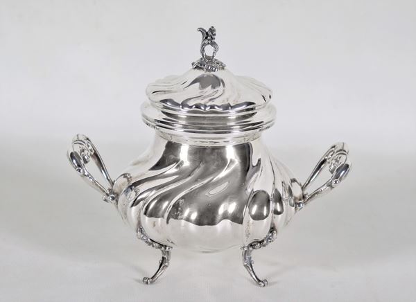Sugar bowl in chiselled and embossed silver with torchon motifs, two handles and four curved feet, gr. 330