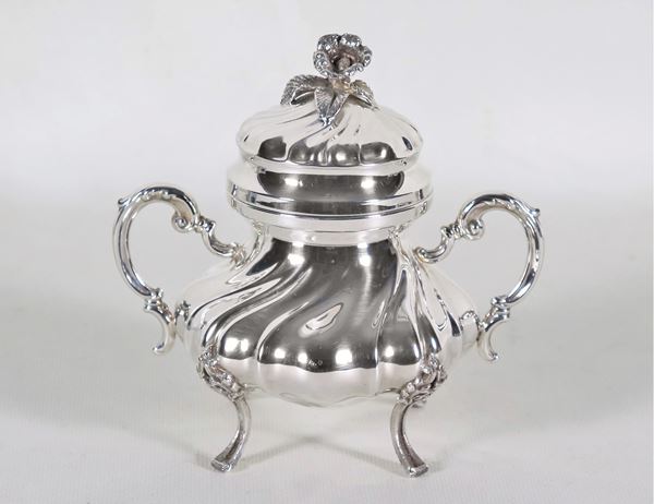 Silver sugar bowl with two curved handles, chiseled and embossed with torchon motifs and supported by four curved feet, gr. 200