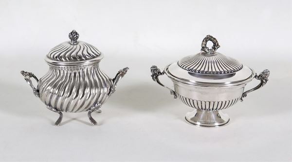 Lot of two sugar bowls in chiselled and embossed silver, one with Empire motifs and one with Louis XV motifs, gr. 365