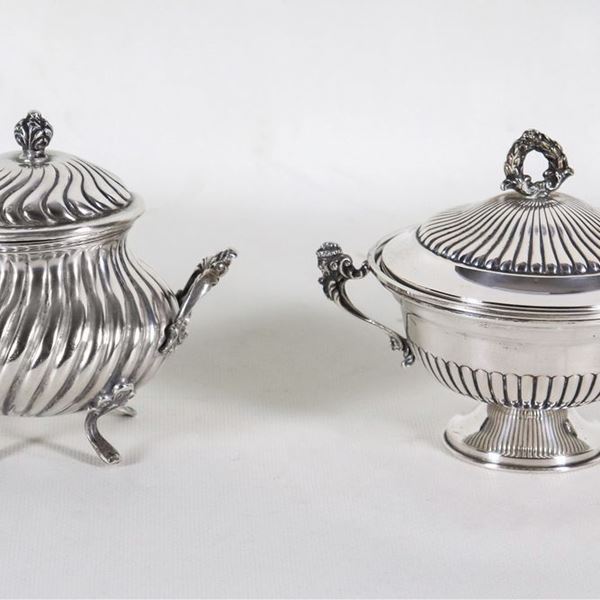 Lot of two sugar bowls in chiselled and embossed silver, one with Empire motifs and one with Louis XV motifs, gr. 365